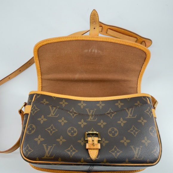 Louis Vuitton Authentic Solognes Crossbody - Picture 2 of 12